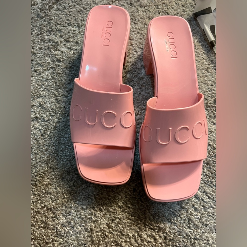 AUTHENTIC Gucci pastel pink rubber slide sandal